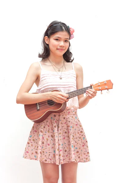 Asiatisk tjej med ukulele gitarr isolerade — Stockfoto