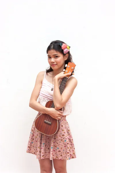 Asiática chica con ukelele guitarra aislado —  Fotos de Stock