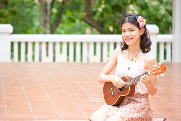 Asiatische Mädchen mit ykulele gitarre outdoor — Stockfoto