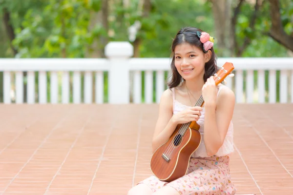 Asiatische Mädchen mit ykulele gitarre outdoor — Stockfoto