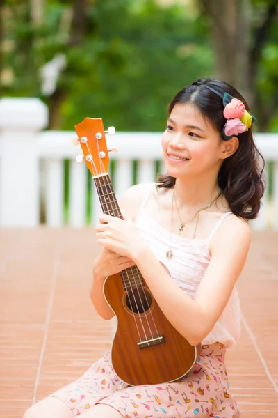Asyalı kız ykulele gitar açık — Stok fotoğraf