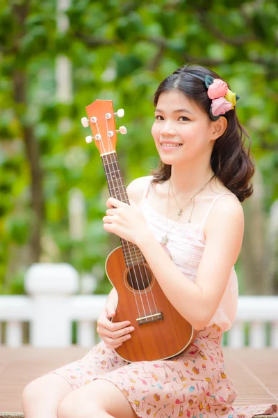 Азиатка с гитарой Ykulele на открытом воздухе — стоковое фото