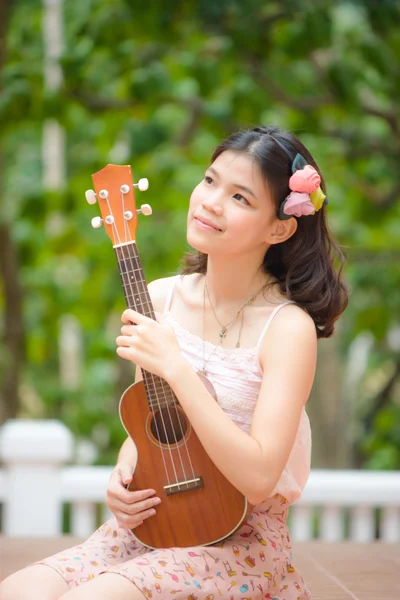 屋外 ykulele ギターとアジアの女の子 — ストック写真