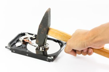 el ve beyaz artalan üzerinde çekiç ile sabit disk