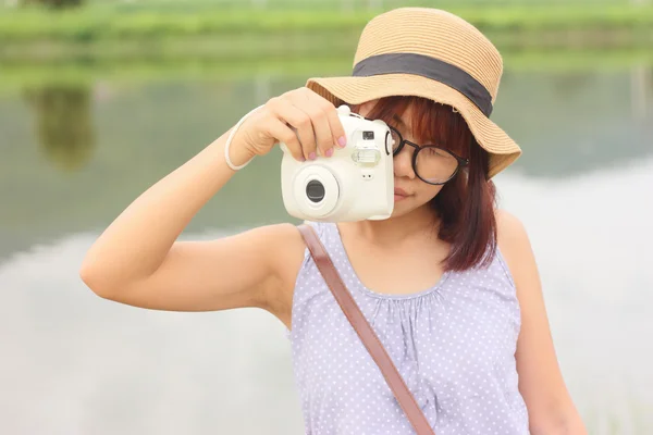 Stående kvinnor tar fotografering — Stockfoto