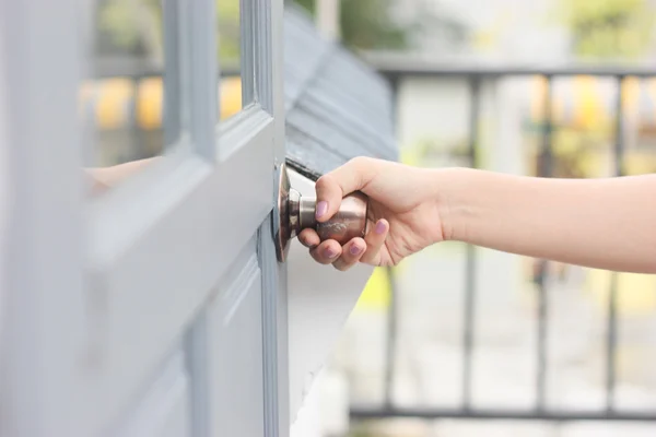 Mâna de închidere cu buton de ușă din exterior — Fotografie, imagine de stoc