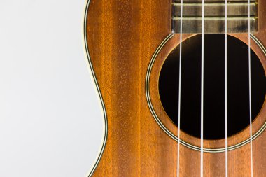 partie d'ukulélé brun isolé sur blanc