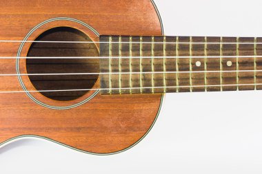 partie d'ukulélé brun isolé sur blanc