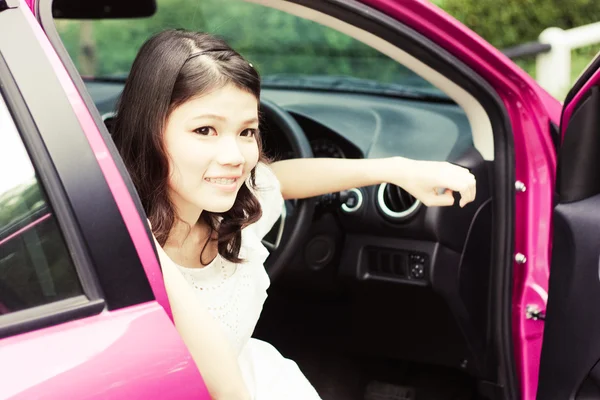 Menina asiática com carro ao ar livre — Fotografia de Stock