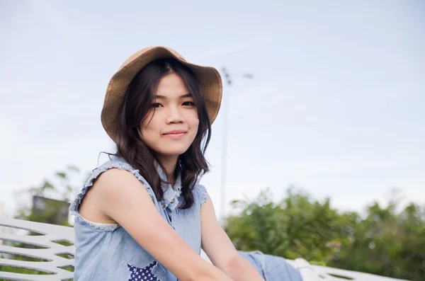 Retrato de mujeres sentadas al aire libre sobre los árboles fondo —  Fotos de Stock