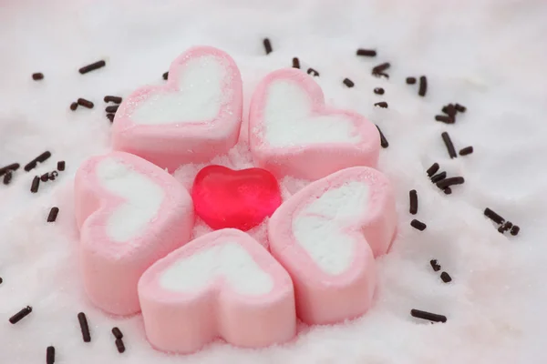 心形状糖果周围的雪地上棉花糖 — 图库照片