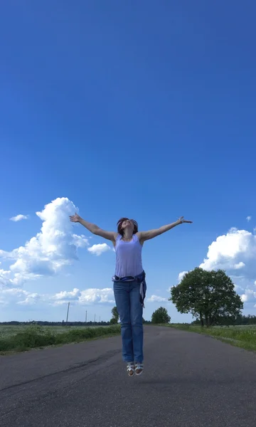 Una mujer levantando sus manos al cielo volando Fotos de stock libres de derechos