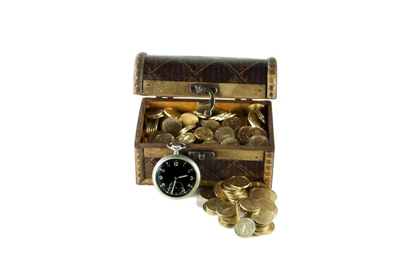 Truhe voller Goldmünzen der alten Uhr — Stockfoto