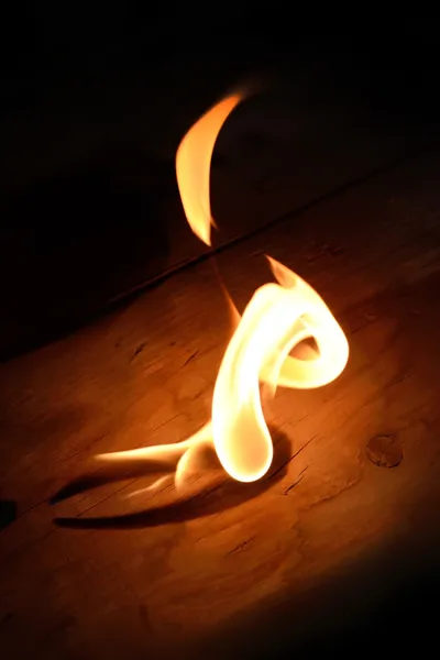 Flamme auf einem Holz — Stockfoto