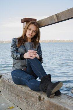 kadın bir nehir rıhtım üzerinde.