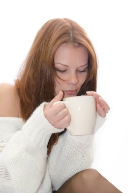 bir kadın ile bir fincan.