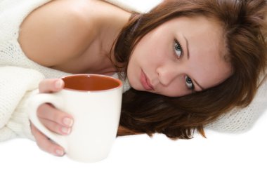 bir kadın ile bir fincan.