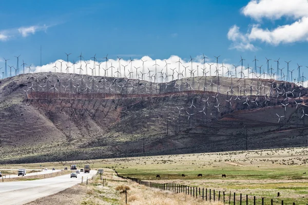 Turbine eoliche su una collina Immagine Stock