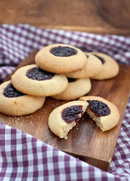 Galletas con centro de llenado de mermelada —  Fotos de Stock