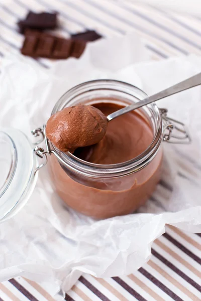 Chocolade dessert in een glazen pot — Stockfoto