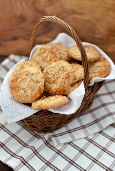 Zabliszt cookie-kat, a mandula egy kosárban, a fából készült háttér — Stock Fotó