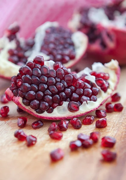 nar ve nar taneleri ahşap oyun tahtası