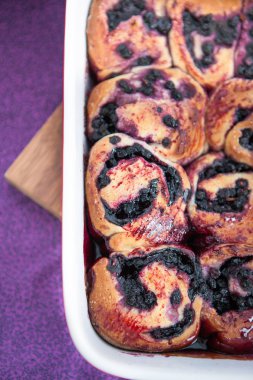 pişirme çanağı içinde yaban mersini ile buns