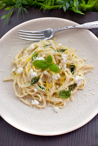 Linguina con queso y ralladura de cítricos Imagen De Stock