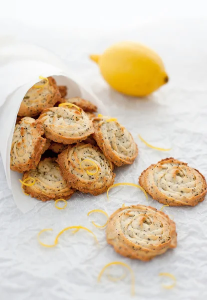 Limonlu haşhaşlı kurabiye beyaz zemin üzerine kağıt torbalarda