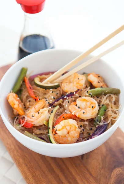 Rice noodles with shrimps and vegetables — Stock Photo, Image