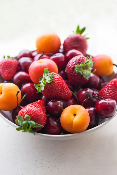 什锦多彩新鲜的夏季浆果和水果-仁用杏、 ch — 图库照片