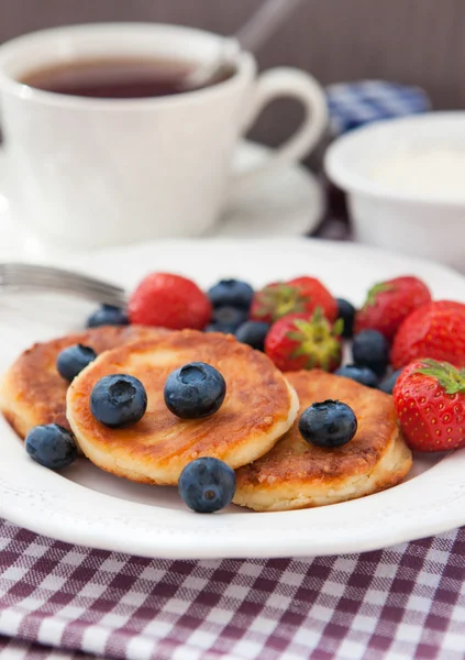 Cheese pancakes with fresh berries — Stock Photo, Image