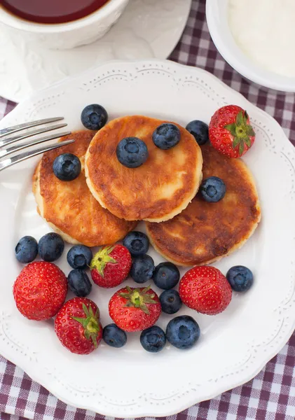 Cheese pancakes with fresh berries — Stock Photo, Image