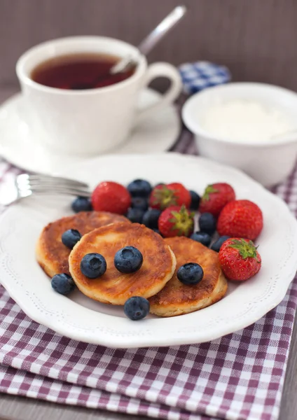 Kaas pannenkoeken met verse bessen — Stockfoto