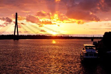 günbatımı town Nehri Riga