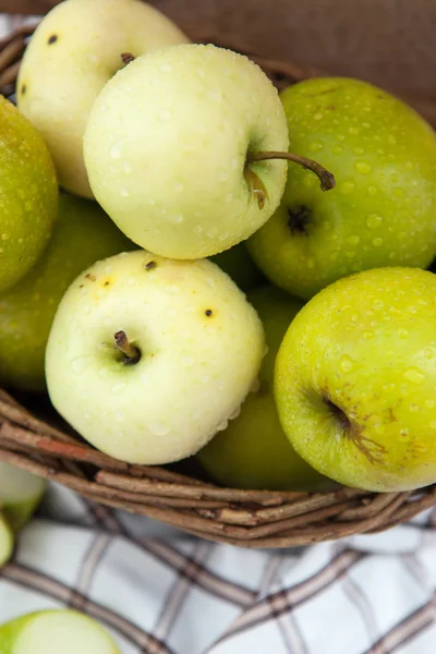 Manzanas frescas en una canasta — Foto de Stock