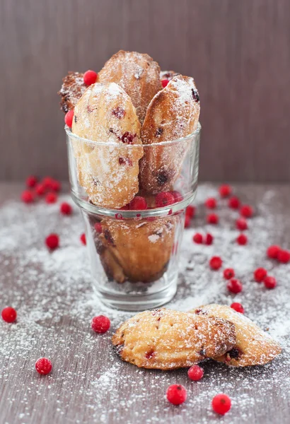 Madeleines biscotti con ribes rosso in un bicchiere — Foto Stock