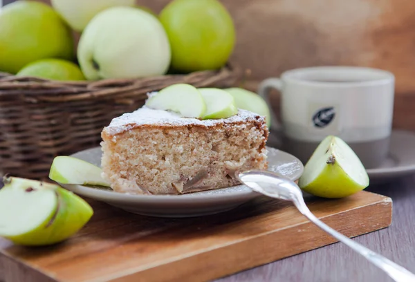 Pedazo de pastel de manzana casero con canela — Foto de Stock