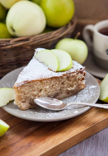 Pedazo de pastel de manzana casero con canela — Foto de Stock