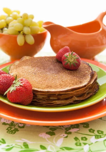 Stack of freshly traditional pancakes (blini) with strawberries — Stock Photo, Image