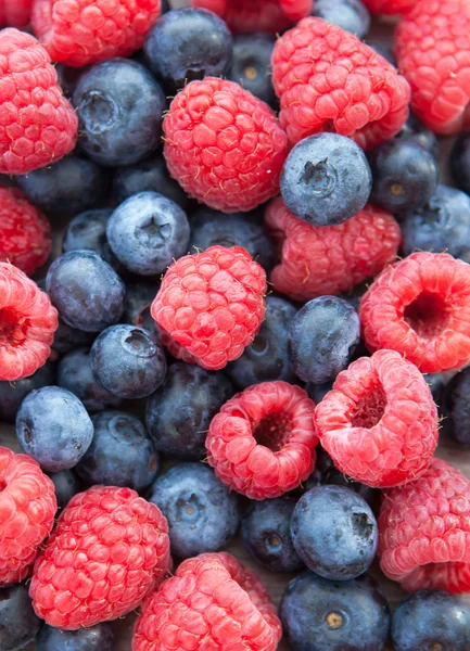 Fresh blueberries and raspberries — Stock Photo, Image