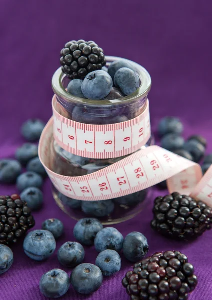diyet yemeği. BlackBerry ve böğürtlenli ölçü ile cam kavanozda