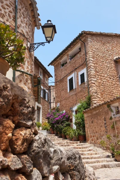 Szűk utca régi hagyományos ház village, Mallorca sziget — Stock Fotó