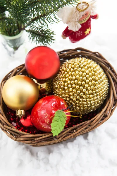Composición navideña con decoraciones navideñas en cesta y —  Fotos de Stock