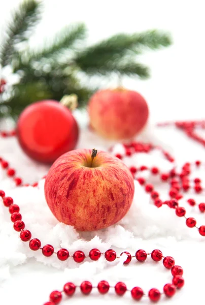 Рождественская композиция с красными яблоками, рождественская игрушка, гирлянда — стоковое фото