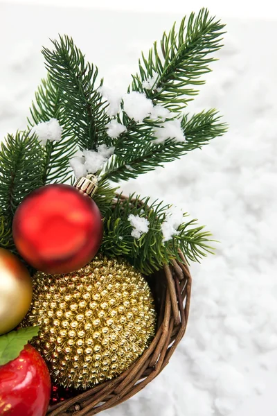 Composición navideña con decoraciones navideñas en cesta y —  Fotos de Stock