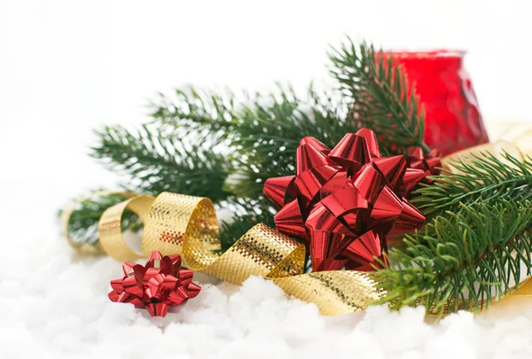 Composição de Natal com arco de presente, fita e ramo de Cristo — Fotografia de Stock