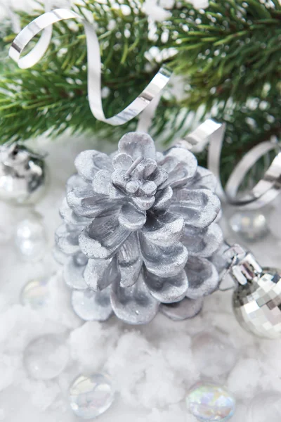 Decoração de Natal de prata - vela de cone, bolas e ramo de c — Fotografia de Stock