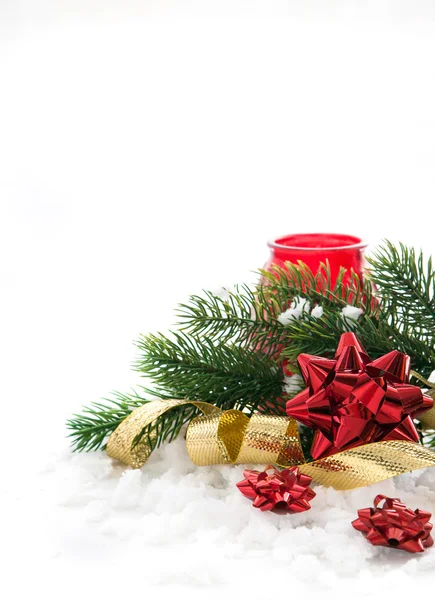 Složení vánoční dárek lukem, stuha a větev Krista — Stock fotografie