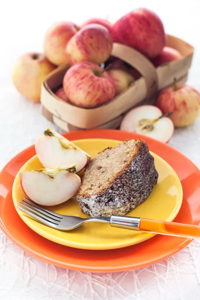 Pièce de gâteau bundt pomme maison — Photo